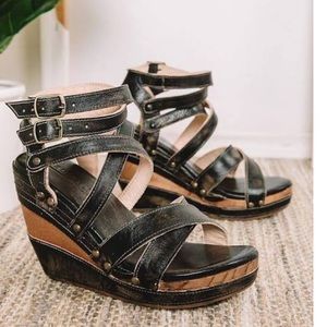 Buckle platform sandals